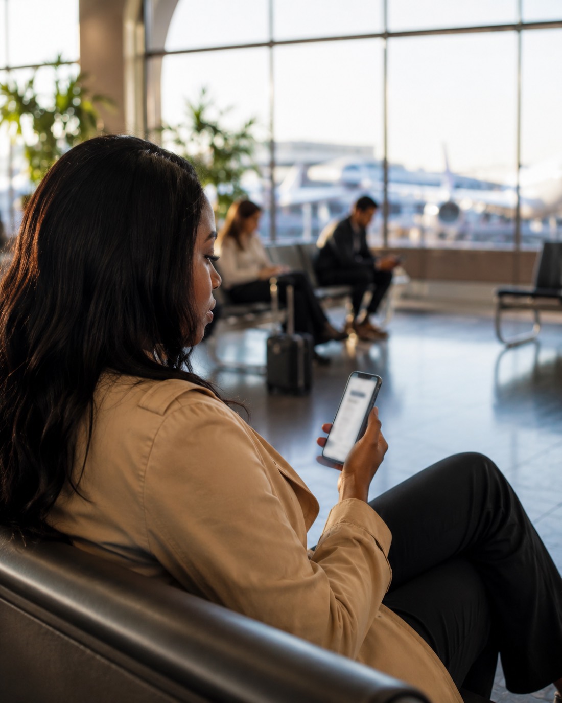 Voyageuse consultant son smartphone